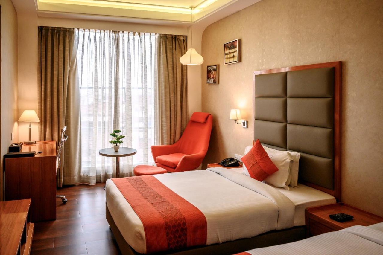 Dng The Grand Hotel Kanpur Esterno foto