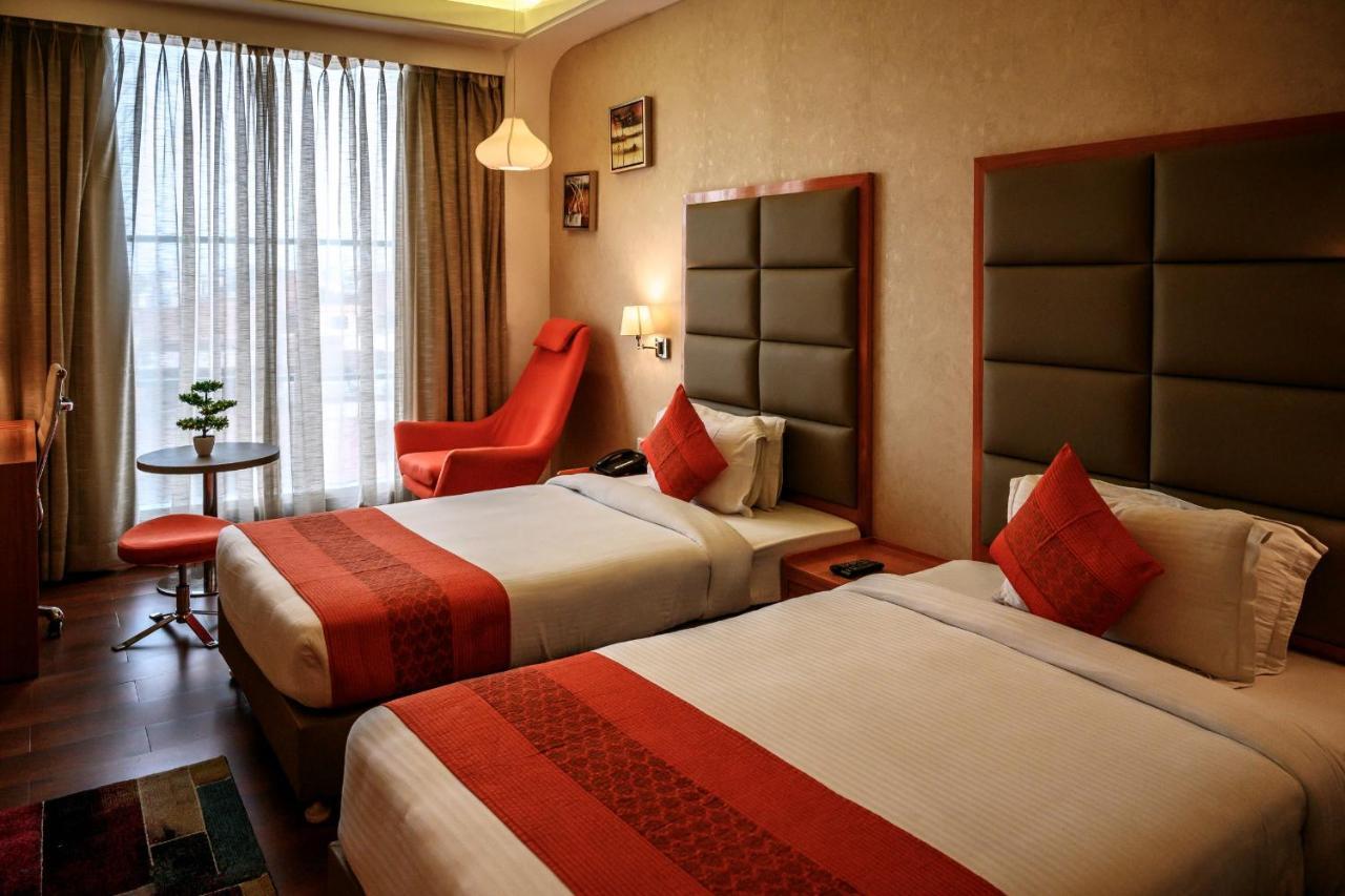 Dng The Grand Hotel Kanpur Esterno foto
