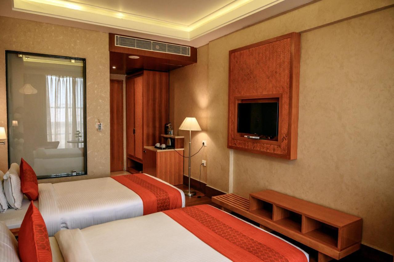 Dng The Grand Hotel Kanpur Esterno foto