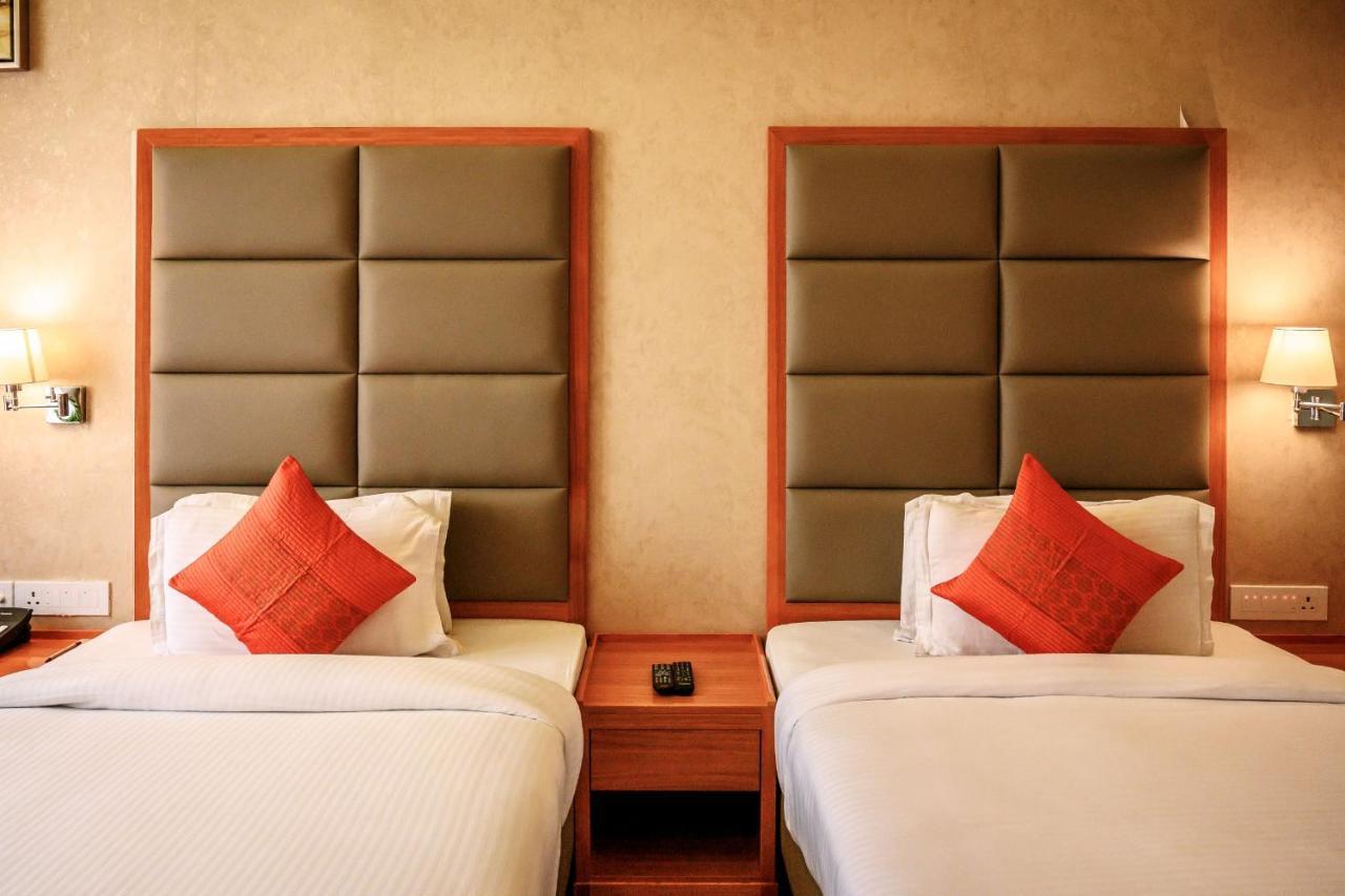 Dng The Grand Hotel Kanpur Esterno foto